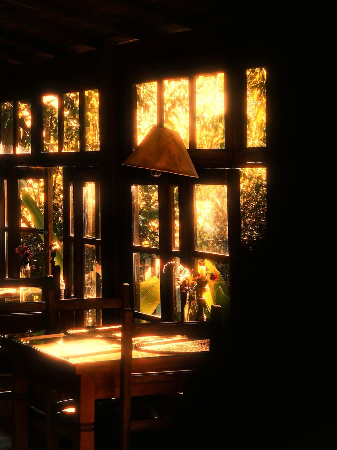 Interior da Casa do Lago com luz dourada atravessando as janelas
