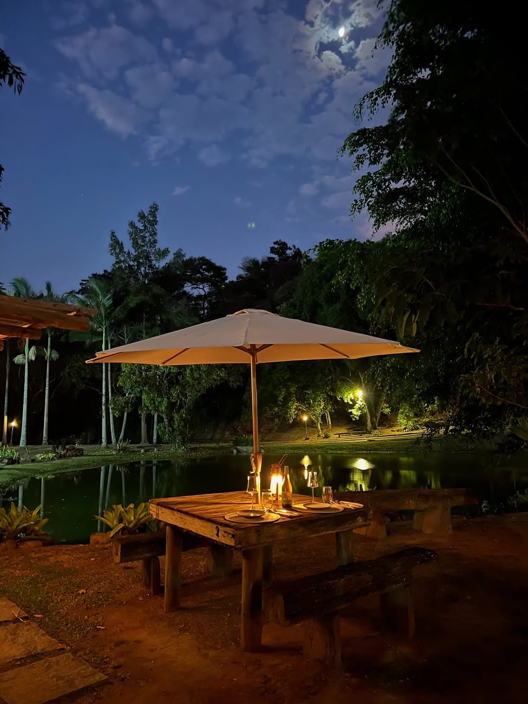 Mesa montada à noite ao lado do lago